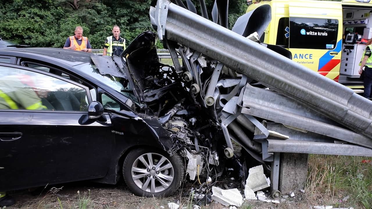 Auto vast onder ijzeren vangrail na ongeluk op A50