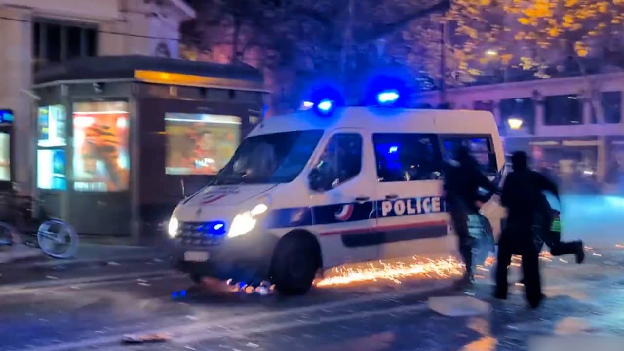 Rijdende politieauto's bekogeld tijdens demonstraties in Frankrijk