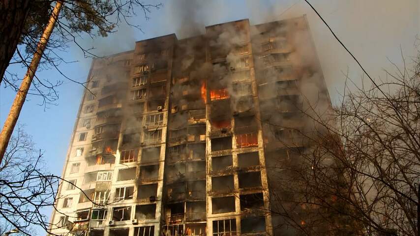 Flatgebouw in Kyiv in brand na Russische aanval