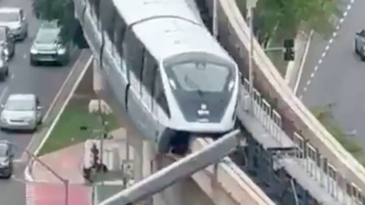 Tech Monorail Monorail botst tegen omgevallen hijskraan in Brazilië | NU.nl