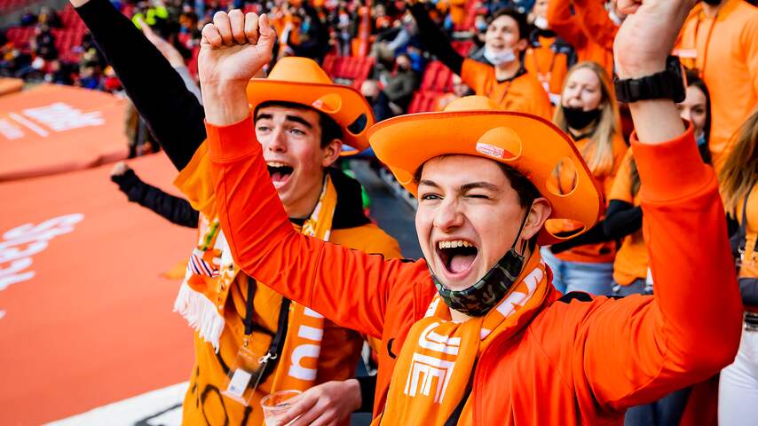 Geen 1,5 meter en veel juichen: zo genoten vijfduizend fans van Oranje