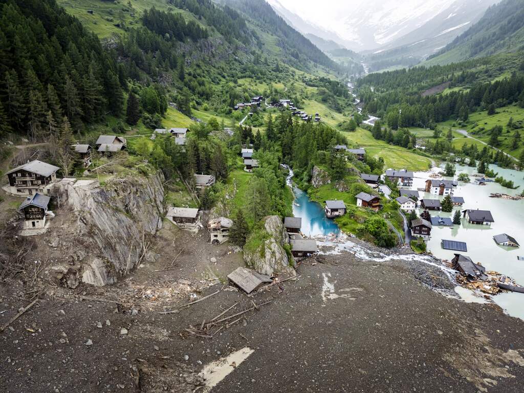 Zwitsers dal waar gletsjer dorp verwoestte weer open voor publiek, dorp zelf niet