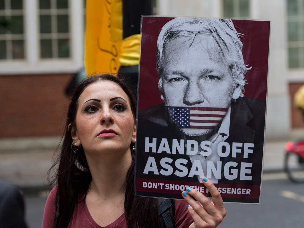 VK zet handtekening onder besluit over uitlevering van Julian Assange