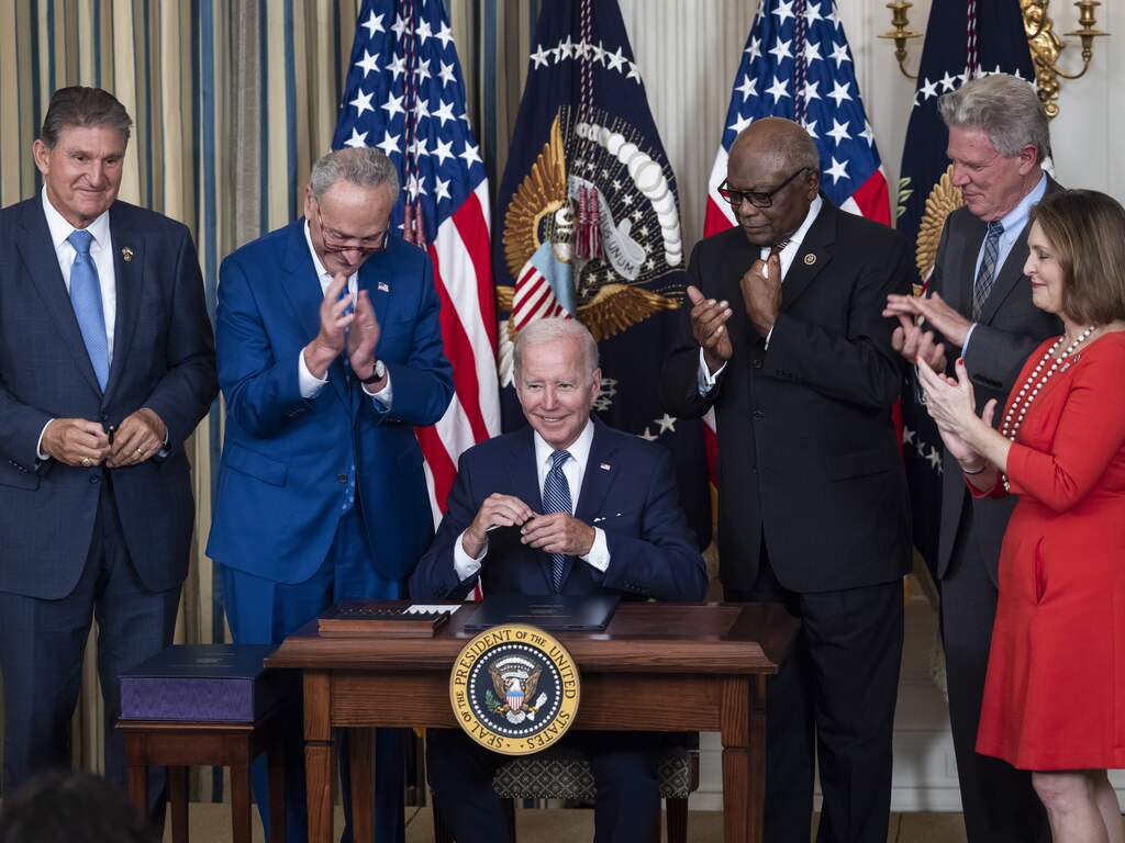 Biden ondertekent zwaarbevochten wet, 370 miljard dollar naar klimaataanpak