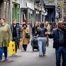 Mensen houden betaalpas op zak vanwege economische onzekerheid