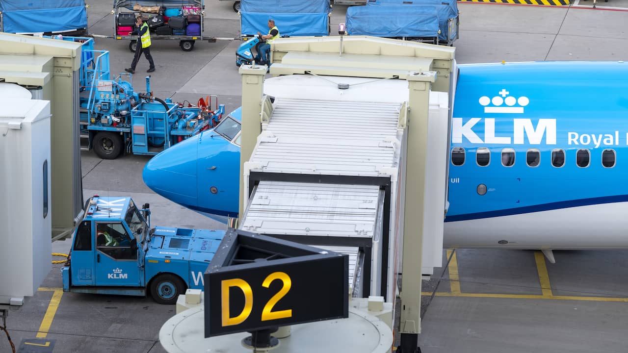 Botsing tussen twee KLM-toestellen op Schiphol, passagiers en crew ongedeerd