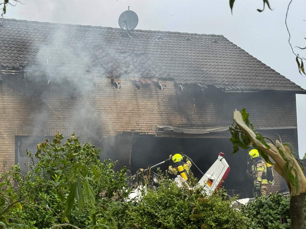 Sportvliegtuigje stort neer in Duitse tuin, twee mensen komen om