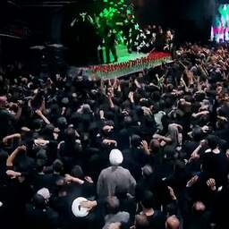 Video | Grote menigte neemt maanden na dood afscheid van Khamenei in Iran