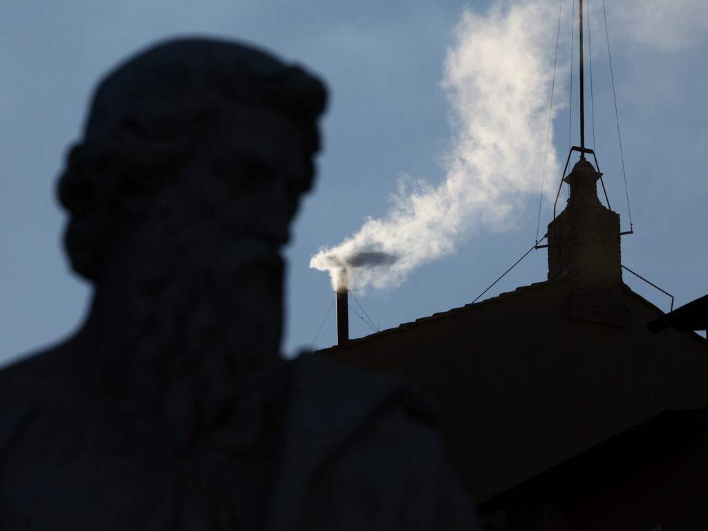 Witte rook in het Vaticaan: nieuwe paus op tweede dag gekozen