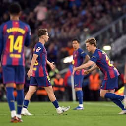 Frenkie de Jong maakt rentree en draagt met assist bij aan ruime zege Barcelona
