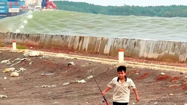 Vissers rennen weg voor enorme vloedgolf van vrachtschepen