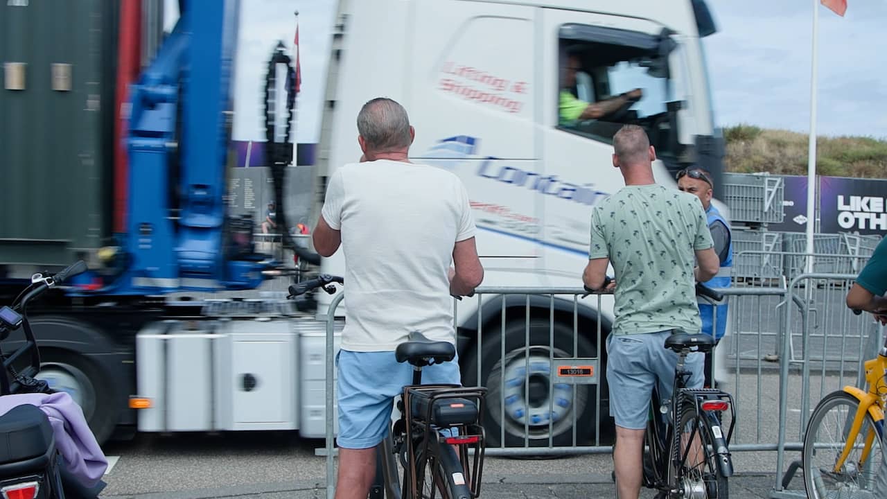 Video | Vrachtwagens van Formule 1-teams arriveren in Zandvoort