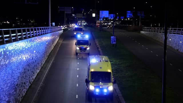 Video | Hulpdiensten begeleiden ebolapatiënt naar Leids ziekenhuis