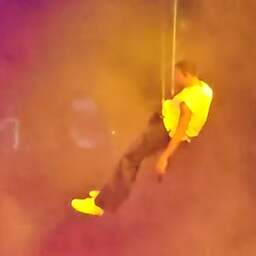 Video | Chris Brown blijft tijdens concert in de lucht bungelen