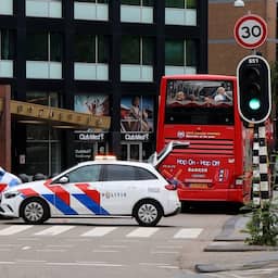 Video | Politie omsingelt toeristenbus op Leidseplein vanweg