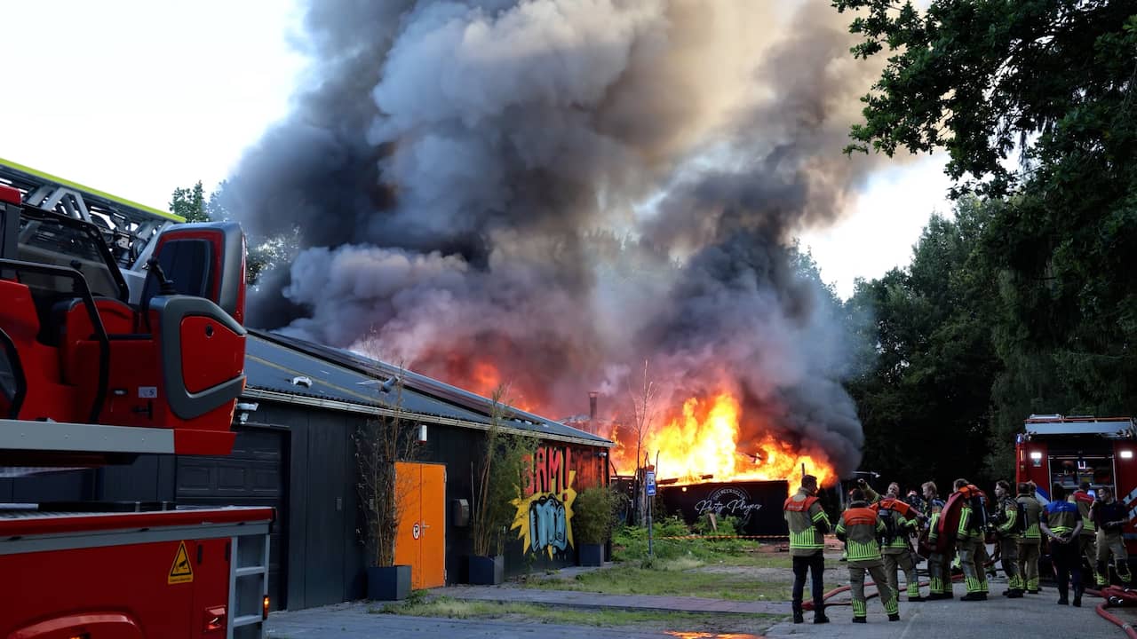 Video | Vlammen slaan uit pand van parenclub in Lelystad