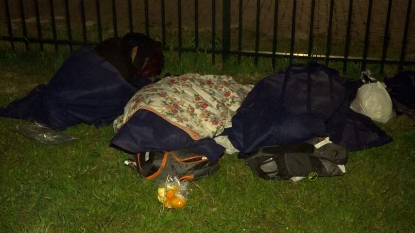 Asielzoekers liggen urenlang buiten aanmeldcentrum Ter Apel