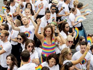 Canal Parade schittert na twee jaar afwezigheid weer in Amsterdamse grachten