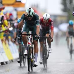 Grote valpartij in slotkilometer kletsnatte Tour-rit, Milan sprint naar tweede zege