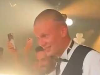 Haaland doet 'Viking Row' met gasten op bruiloft van ploeggenoot