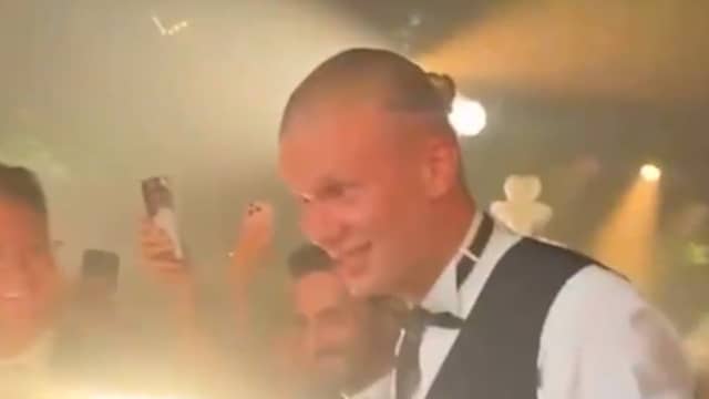 Haaland doet 'Viking Row' met gasten op bruiloft van ploeggenoot