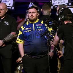 Live darts | Uitgejoelde Littler op voorsprong in Ahoy, straks Van Veen en Van Gerwen