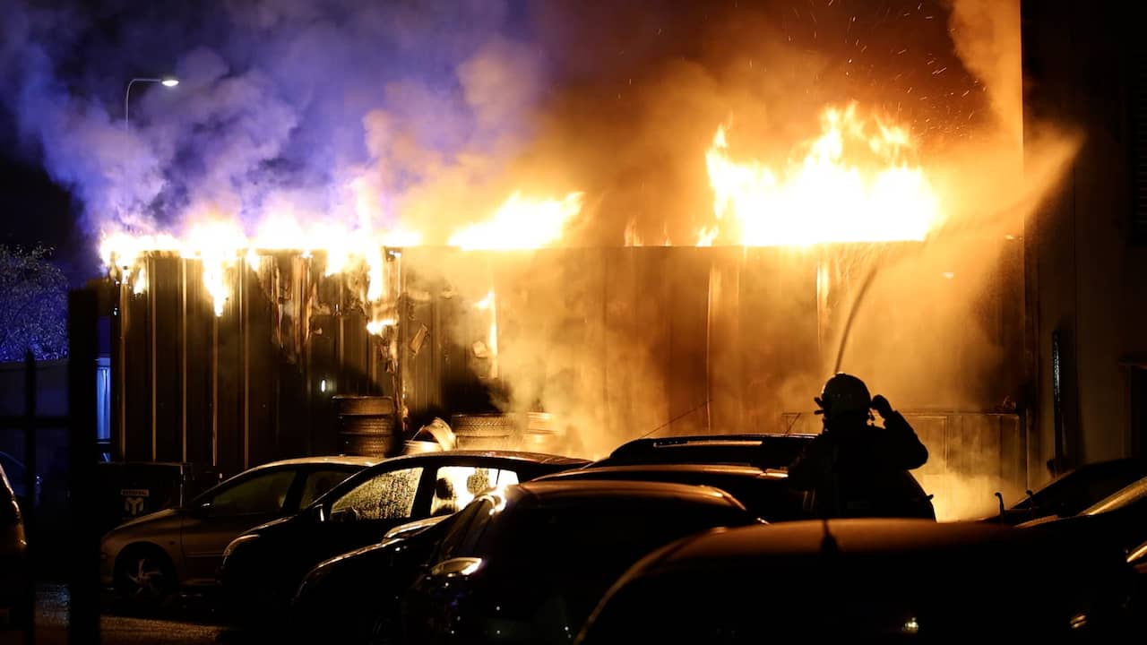 Video | Vlammen slaan uit garagebedrijf bij grote brand in Honselersdijk