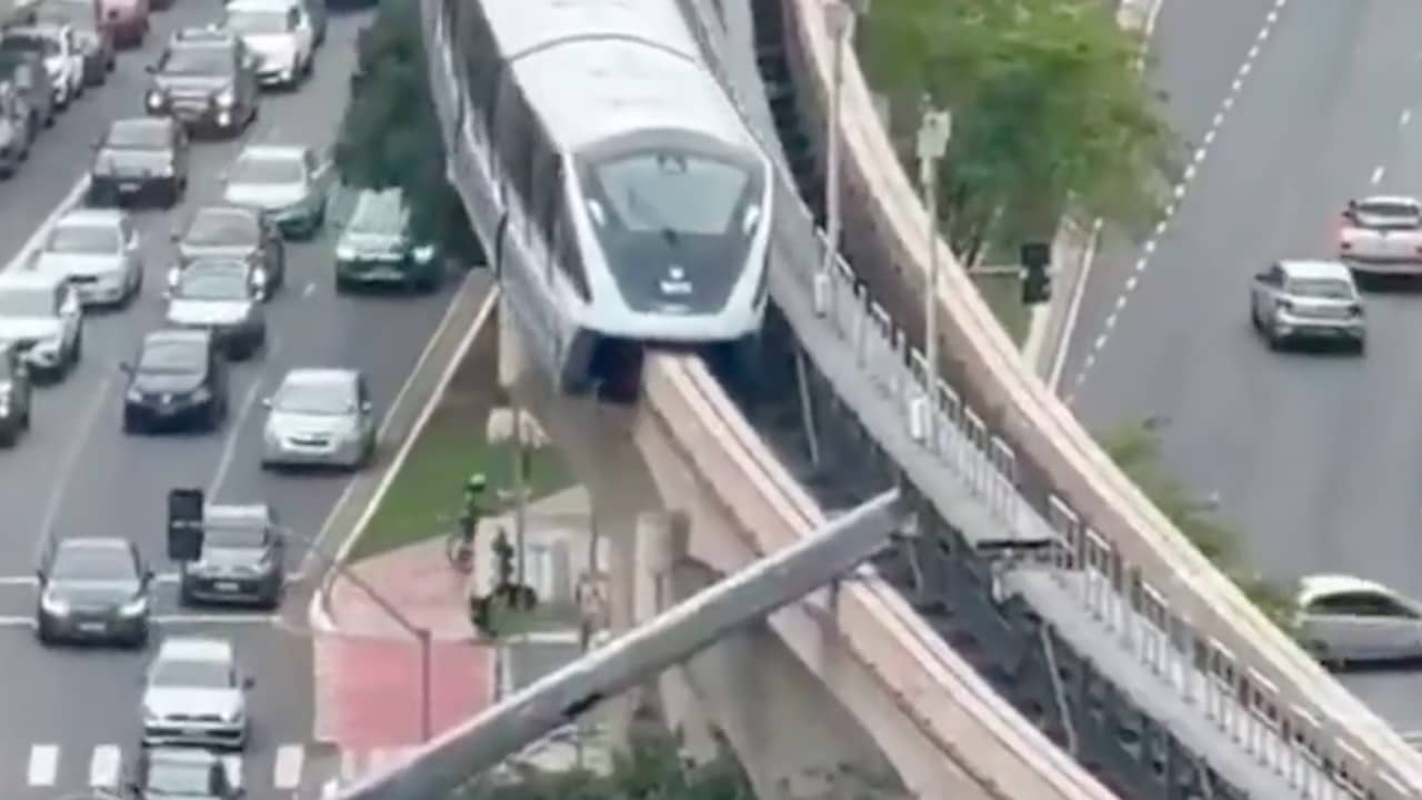 Tech Monorail Monorail botst tegen omgevallen hijskraan in Brazilië | NU.nl