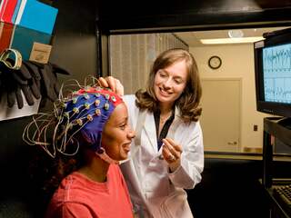 Verlamde vrouw kan weer 'praten': computer vertaalt haar hersensignalen