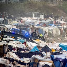 Politie ontruimt grootste migrantenkamp op Ceuta vlak voor komst koningspaar