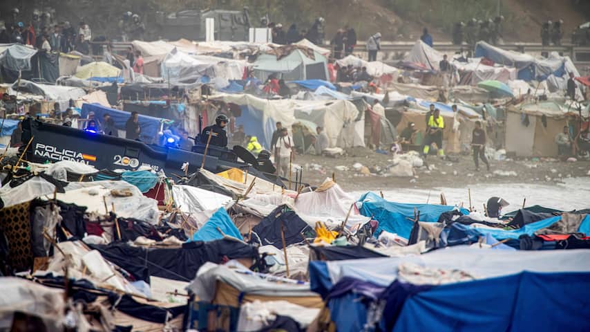 Politie ontruimt grootste migrantenkamp op Ceuta vlak voor komst koningspaar
