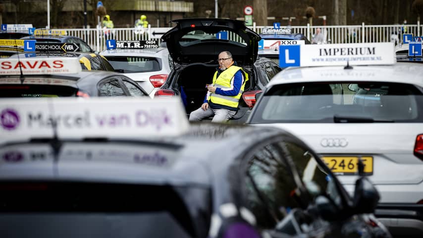 Roger Rijles Kabinet wil rijles verplichten voor mensen die autorijbewijs willen ...