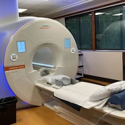 Amerikaan overlijdt nadat hij door zware halsketting in MRI-scanner is getrokken