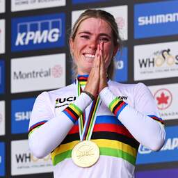 Vollering in tranen na eerste WK-goud: 'Kan niet wachten om race terug te kijken'