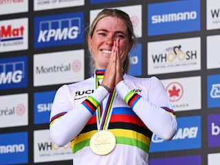 Vollering in tranen na eerste WK-goud: 'Kan niet wachten om race terug te kijken'