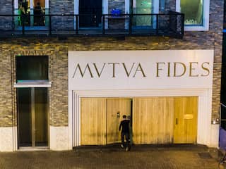 Feestende Vindicat-leden negeren coronaregels in feestbus