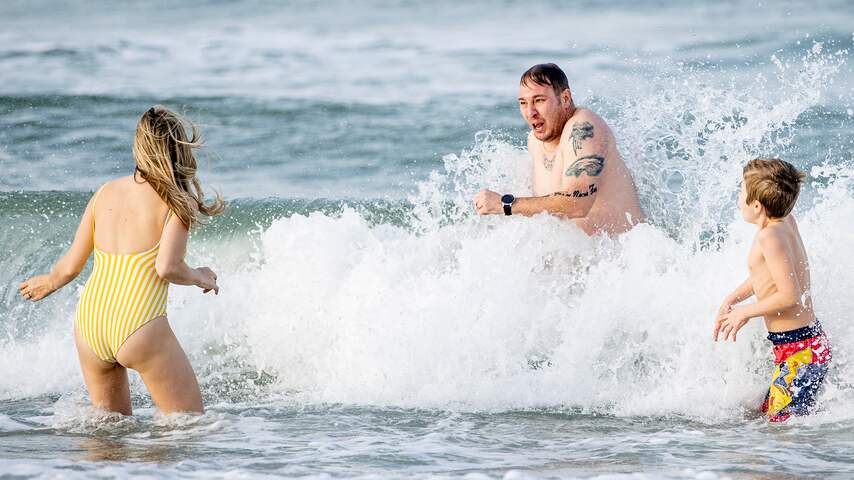 Tientallen mensen nemen duik in zee op warmste Nieuwjaarsdag ooit