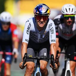Pidcock doet geweldige zaken in Tour-klassement na lange vlucht, Schmid wint rit