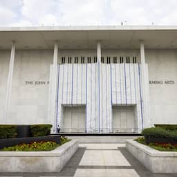 Kennedy Center zet ondanks uitspraak rechter weer Trumps naam op gebouw