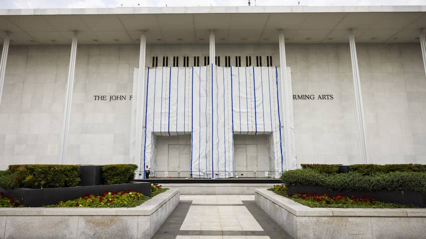 Kennedy Center zet ondanks uitspraak rechter weer Trumps naam op gebouw