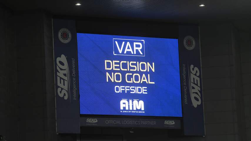 UEFA zet VAR ook in knock-outfase Conference League bij alle duels in ...