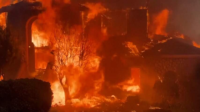 Hardnekkige bosbranden verzwelgen honderden huizen in Californië