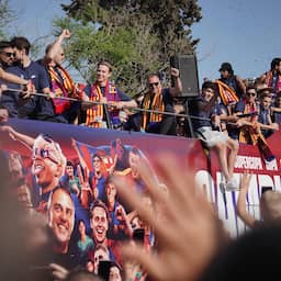 In beeld | Frenkie de Jong en ploeggenoten gehuldigd met busrit door Barcelona
