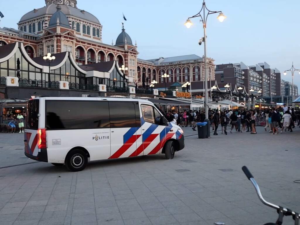 Vechtende groepen jongeren keren zich in Scheveningen tegen politie