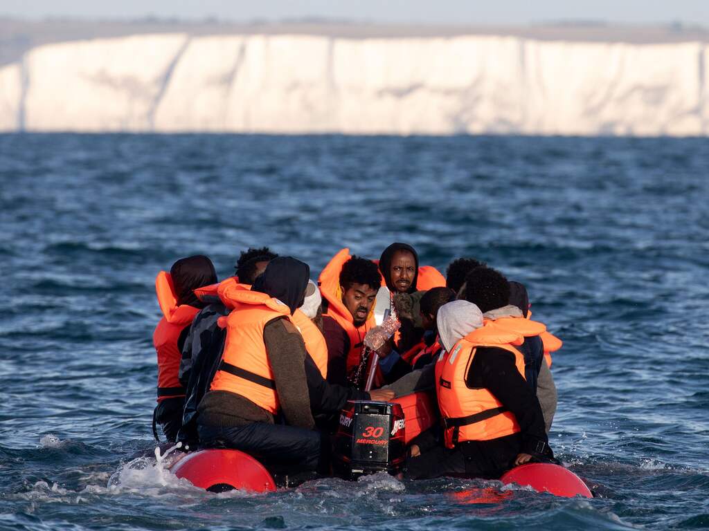 VK vraagt Frankrijk om voortaan alle bootvluchtelingen terug te nemen