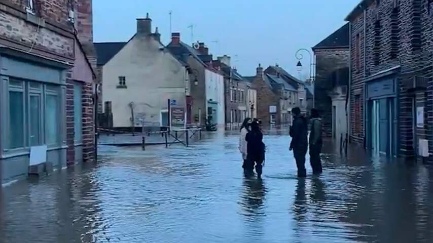 Water staat in Franse straten na aanhoudende regenval