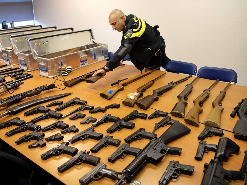 Politie kon 11.000 vuurwapenbezitters niet controleren, andere taken gingen voor