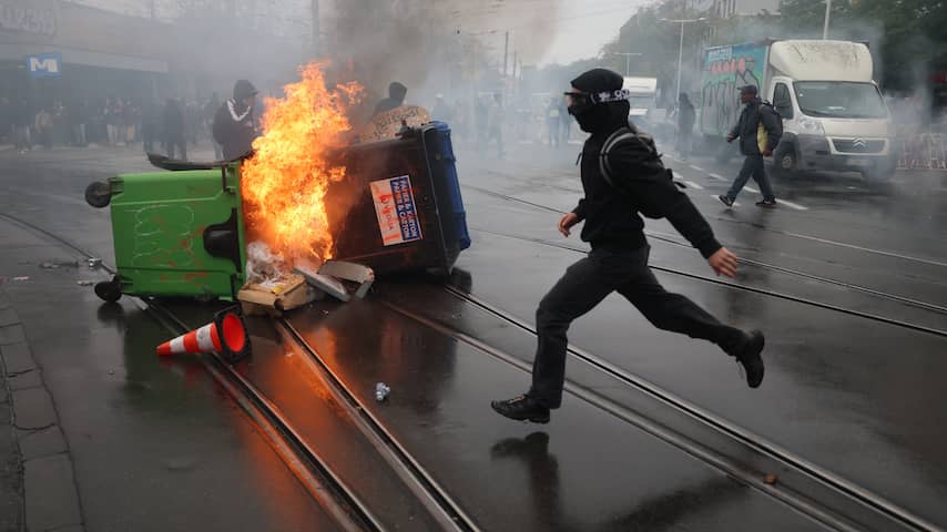 Traangas, rondvliegende stenen en branden: zware rellen op protestdag Brussel