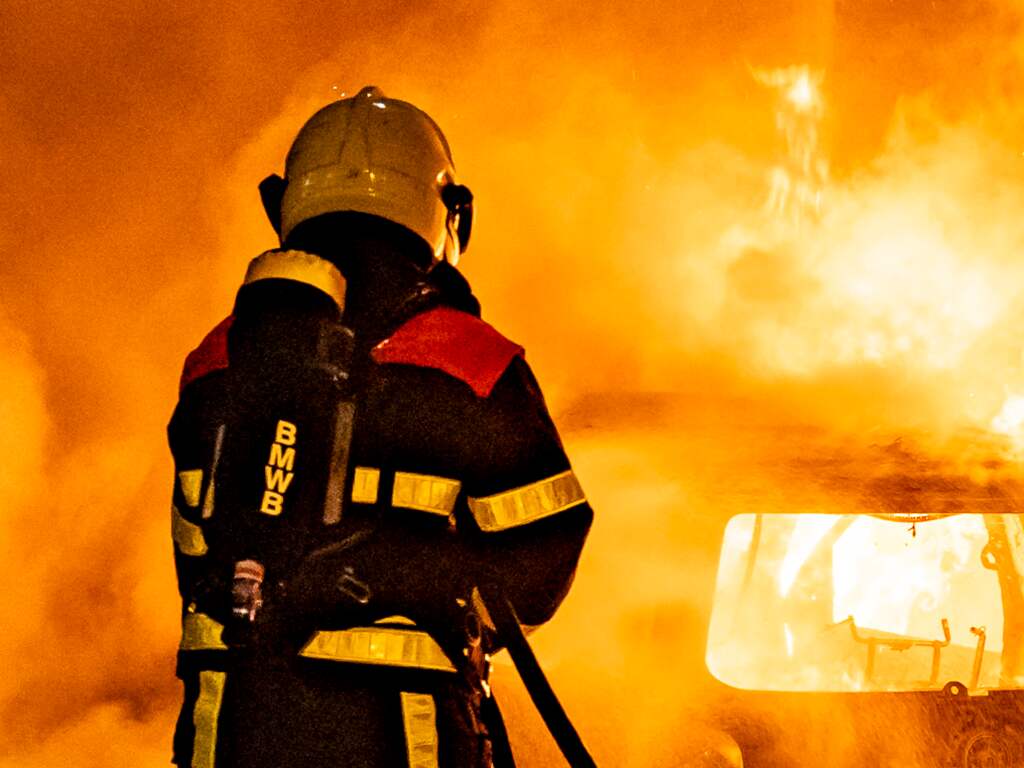 Twee auto's zijn in vlammen opgegaan in het Brabantse Oosterhout. De brandweer wist te voorkomen dat het vuur oversloeg naar andere wagens.