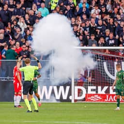 Utrecht-Go Ahead gestaakt na vuurwerk en bekers op veld, duel dinsdag hervat